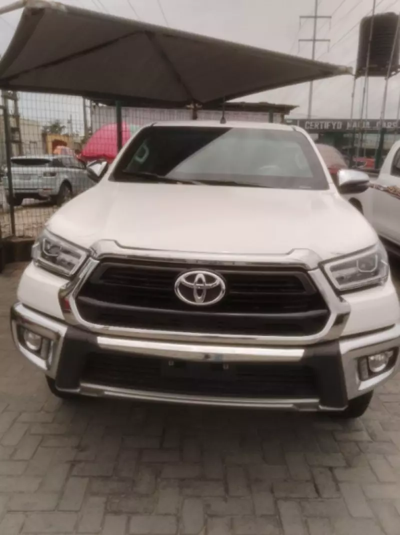Toyota Hilux   - 2024