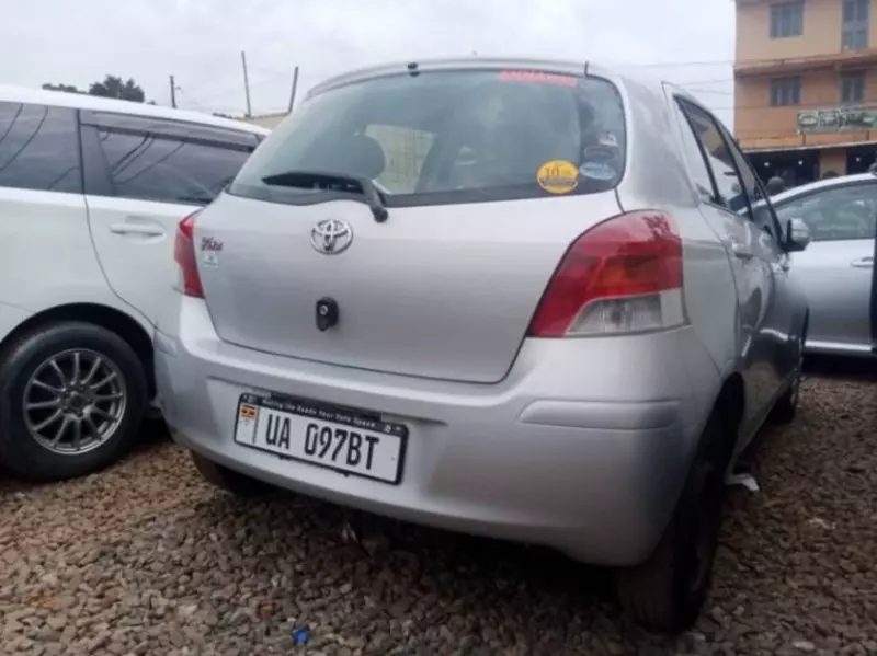 Toyota Vitz   -