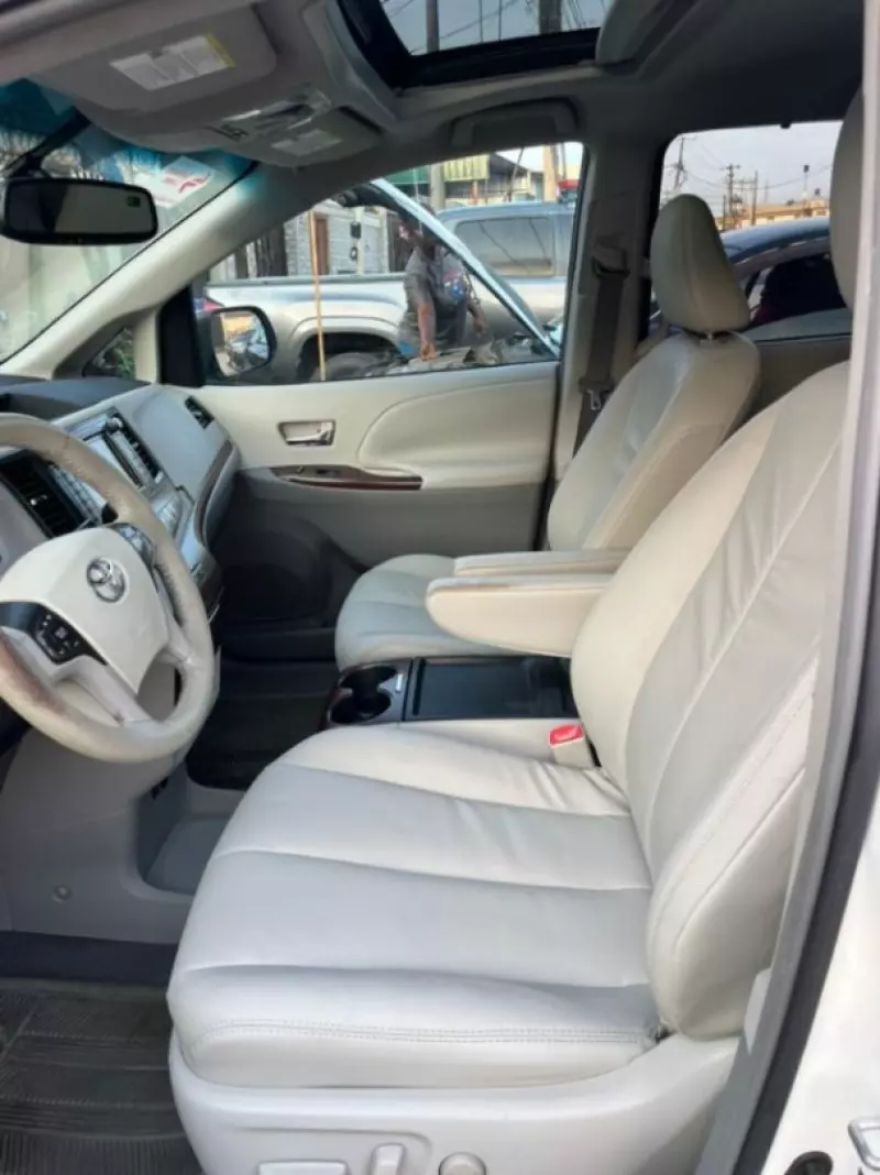 Toyota Sienna   - 2011