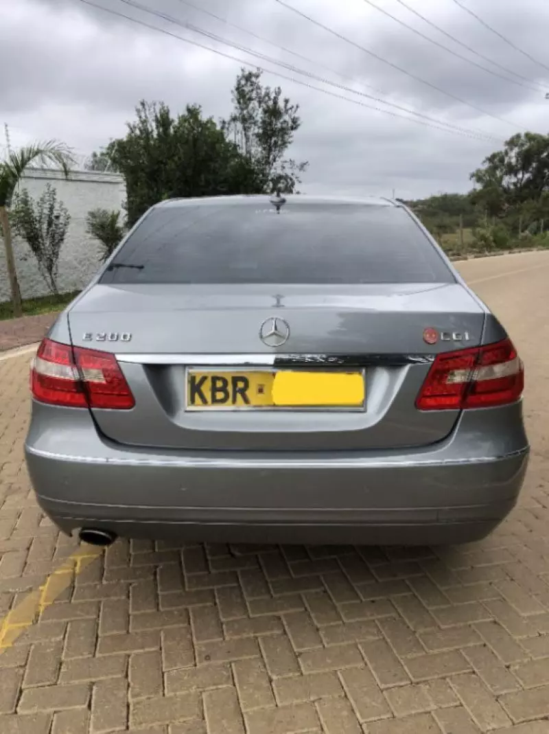 Mercedes-Benz E200   - 2011