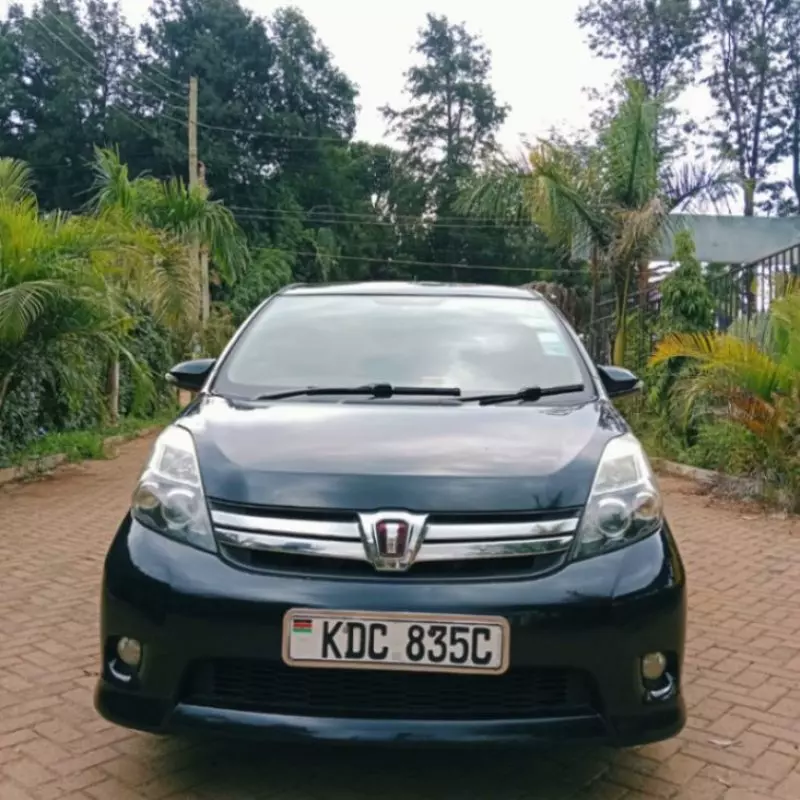 Toyota Isis    - 2014