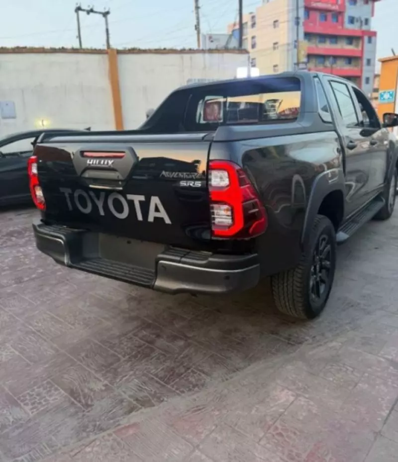 Toyota Hilux   - 2024