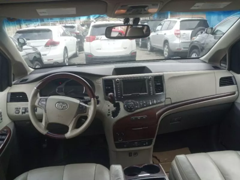 Toyota Sienna   - 2011