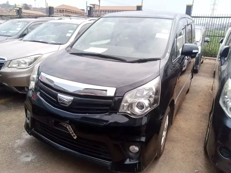 Toyota Noah   - 2012