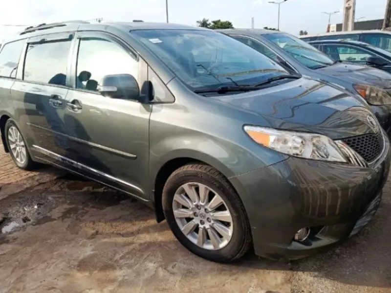 Toyota Sienna   - 2013