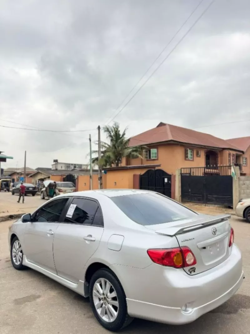 Toyota Corolla   - 2010