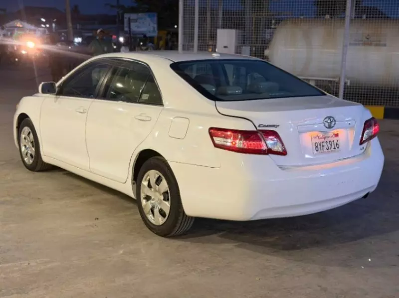 Toyota Camry   - 2011