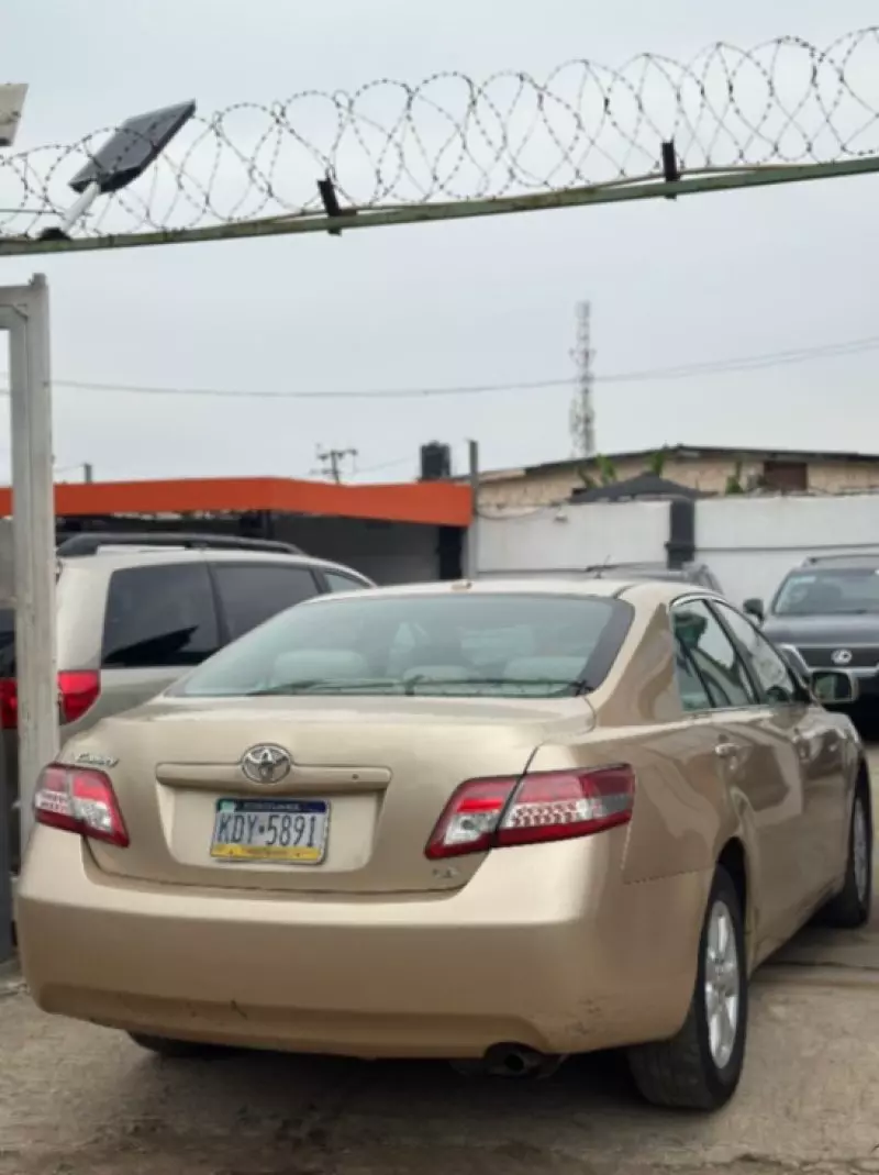 Toyota Camry   - 2011