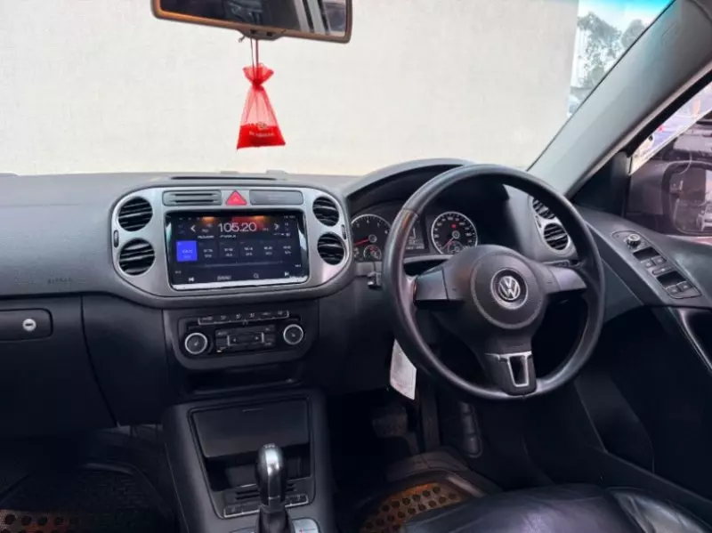 Volkswagen Tiguan   - 2011