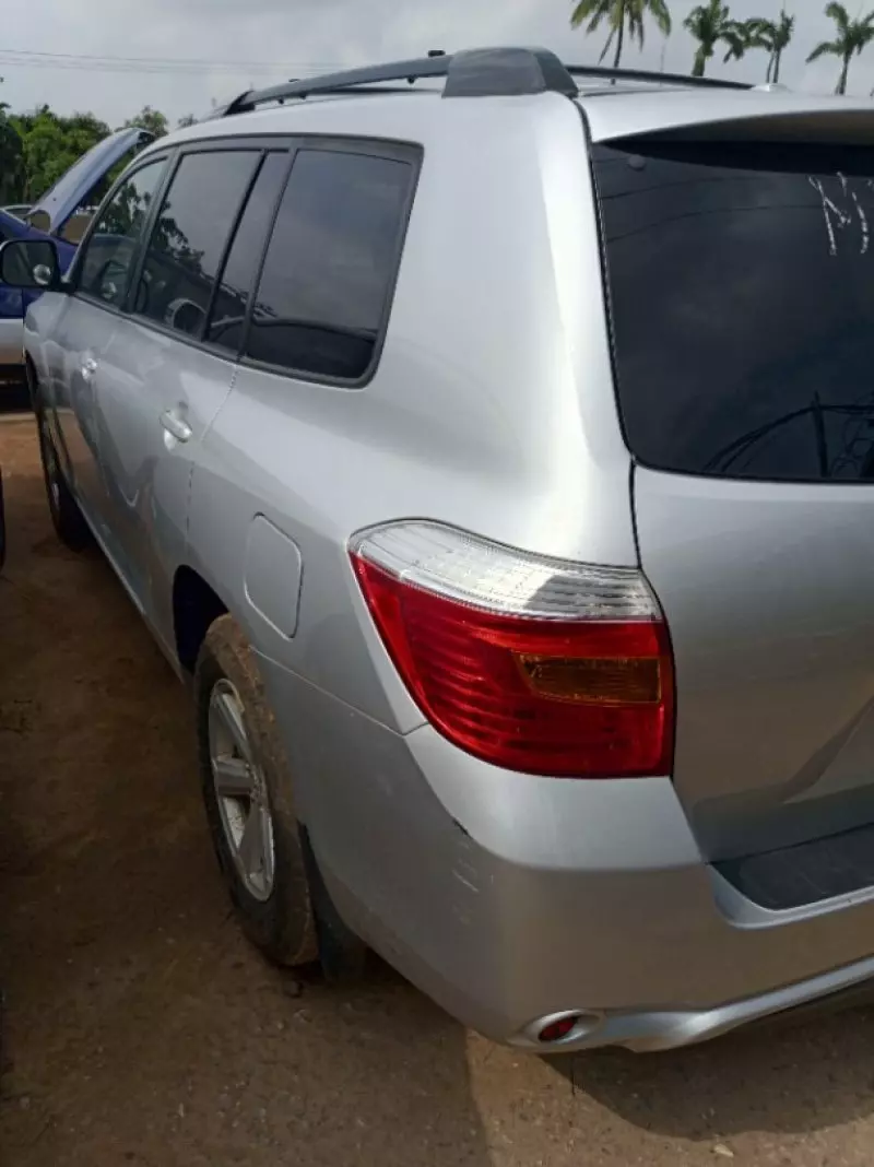 Toyota Highlander   - 2010