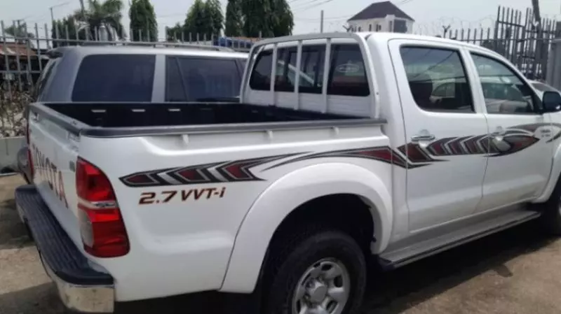 Toyota Hilux   - 2015