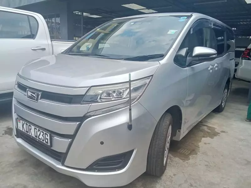 Toyota Noah   - 2017