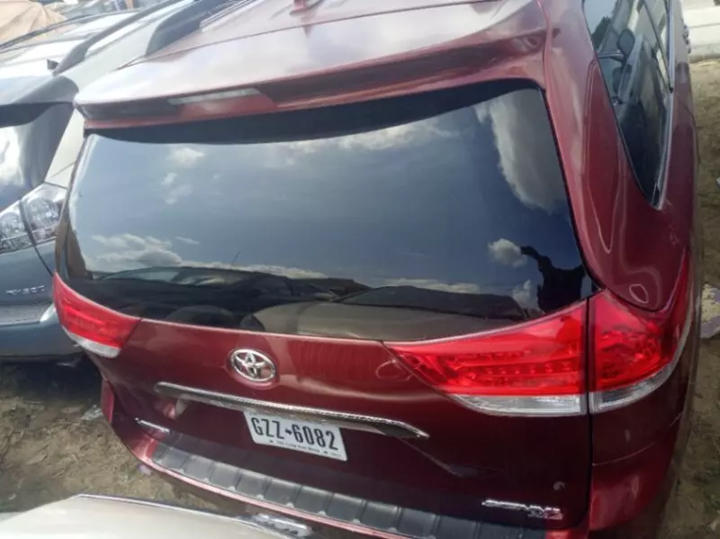 Toyota Sienna   - 2011