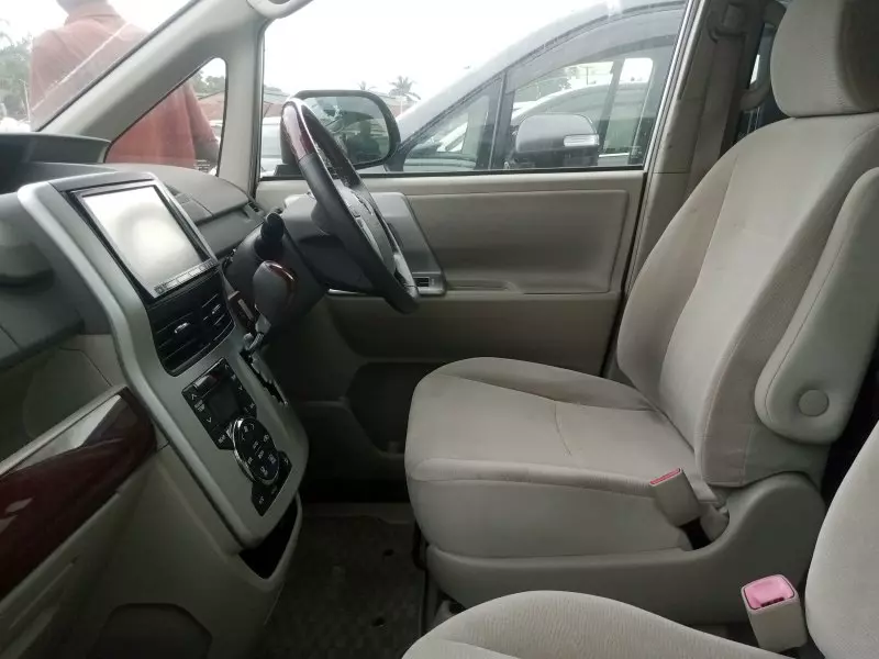 Toyota Noah   - 2012