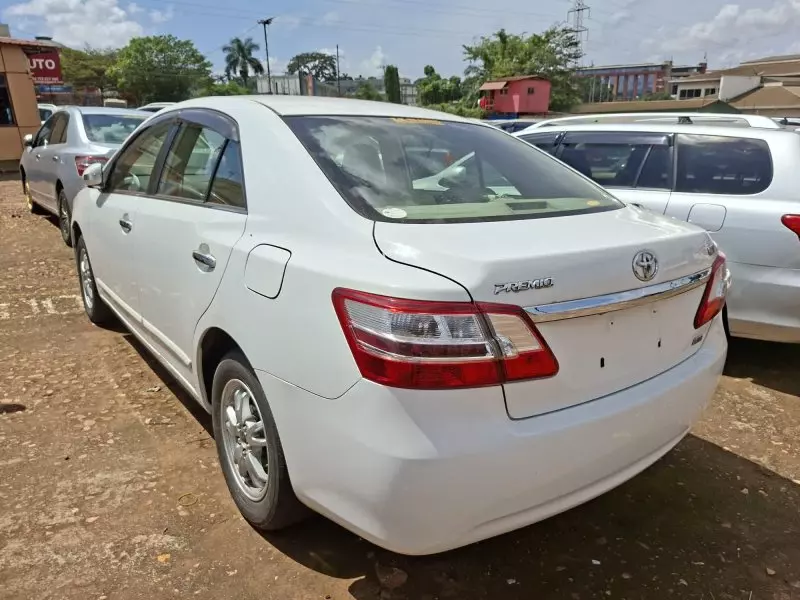 Toyota Premio    - 2012