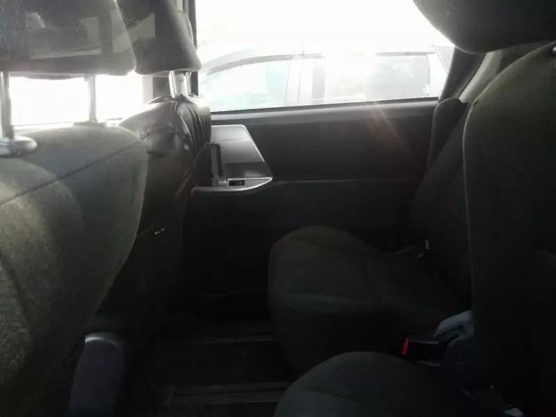 Toyota Noah   - 2012