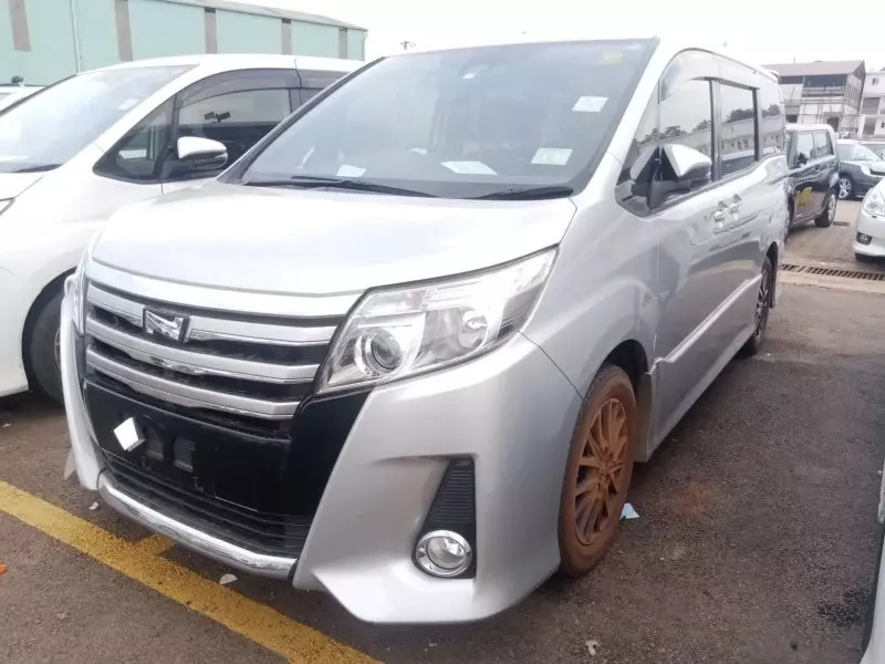 Toyota Noah   - 2016