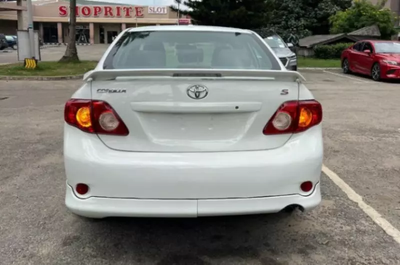 Toyota Corolla   - 2010