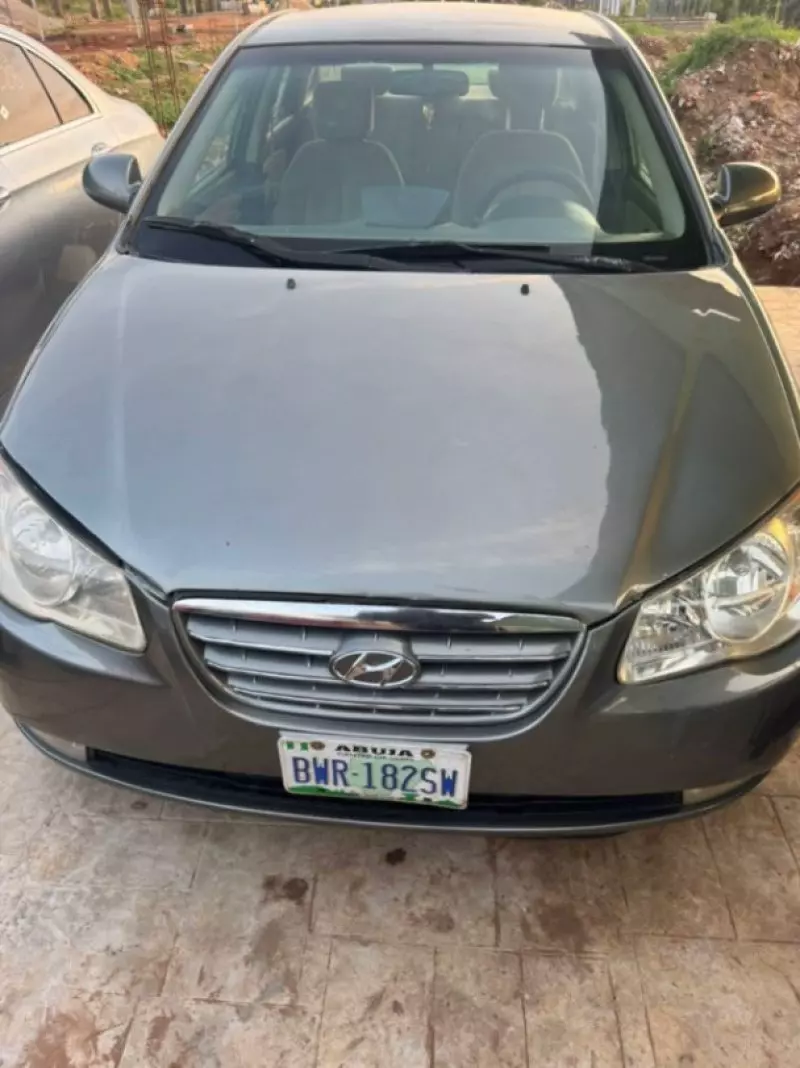 Hyundai Elantra   - 2010