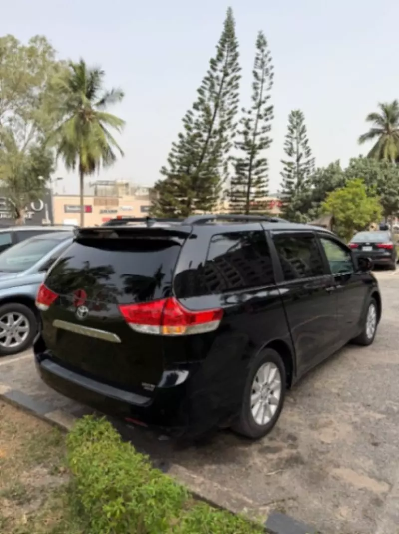 Toyota Sienna - 2011