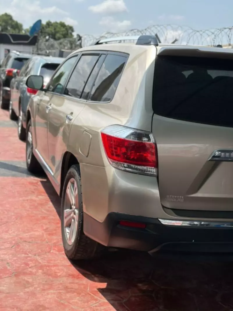 Toyota Highlander   - 2013