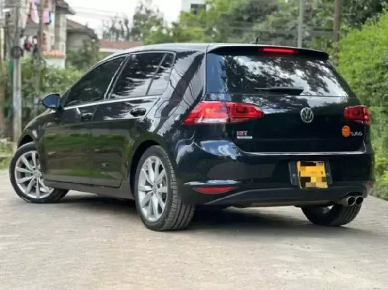 Volkswagen Golf   - 2017