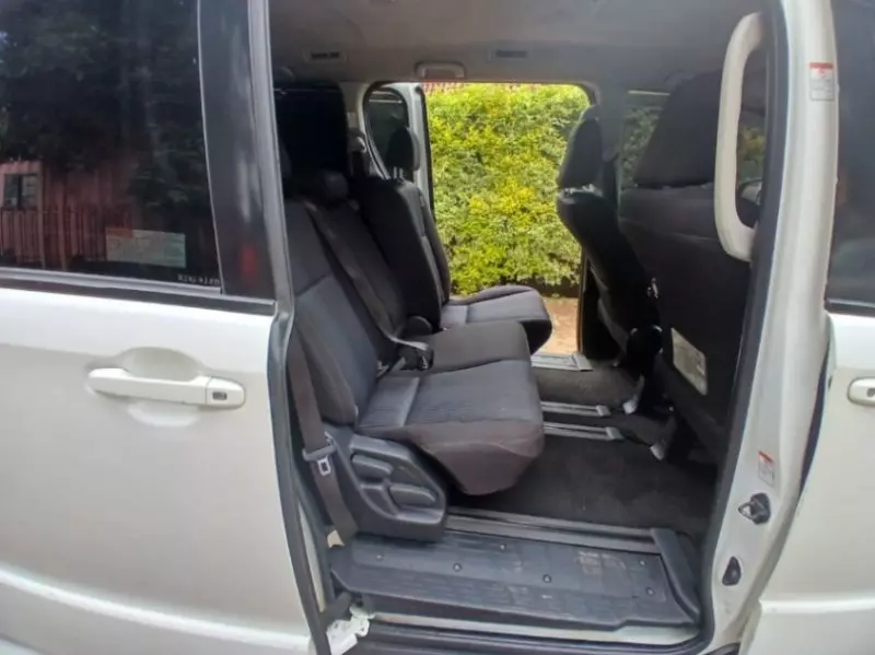 Toyota Voxy    - 2014