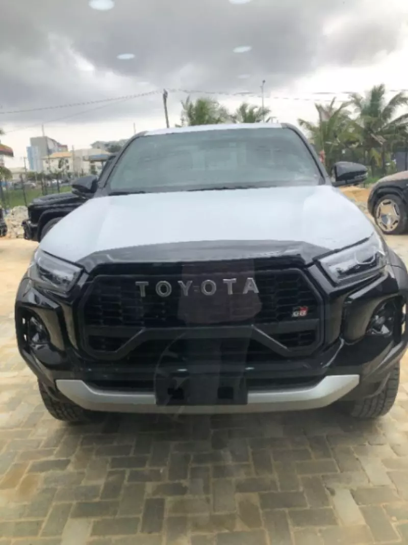 Toyota Hilux   - 2024