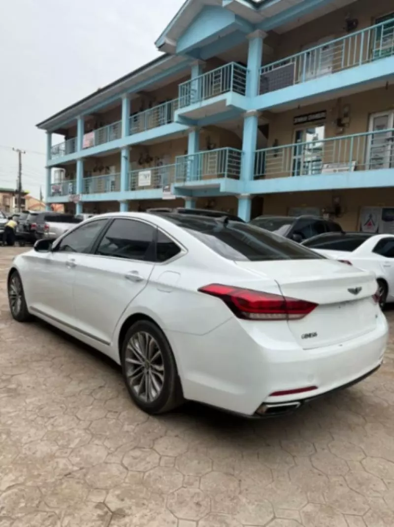 Hyundai Genesis - 2015