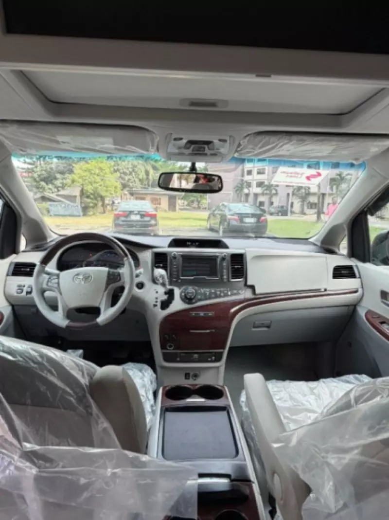 Toyota Sienna - 2011