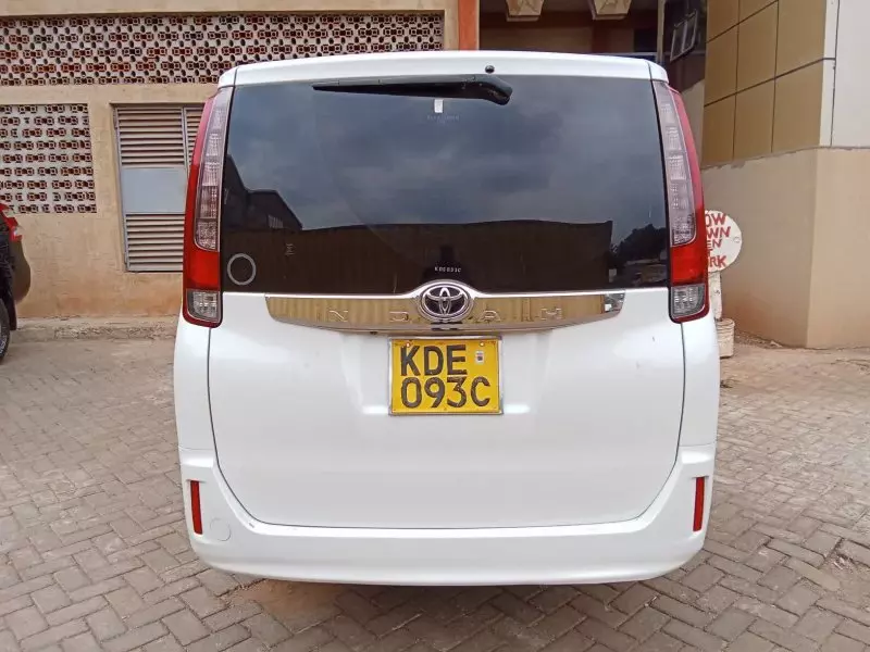Toyota Noah   - 2014