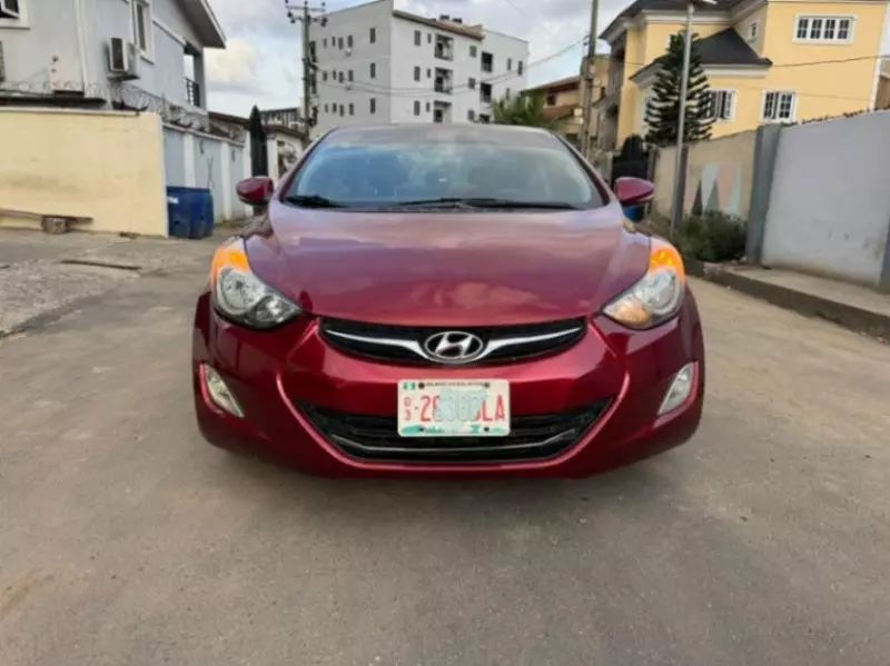 Hyundai Elantra   - 2011