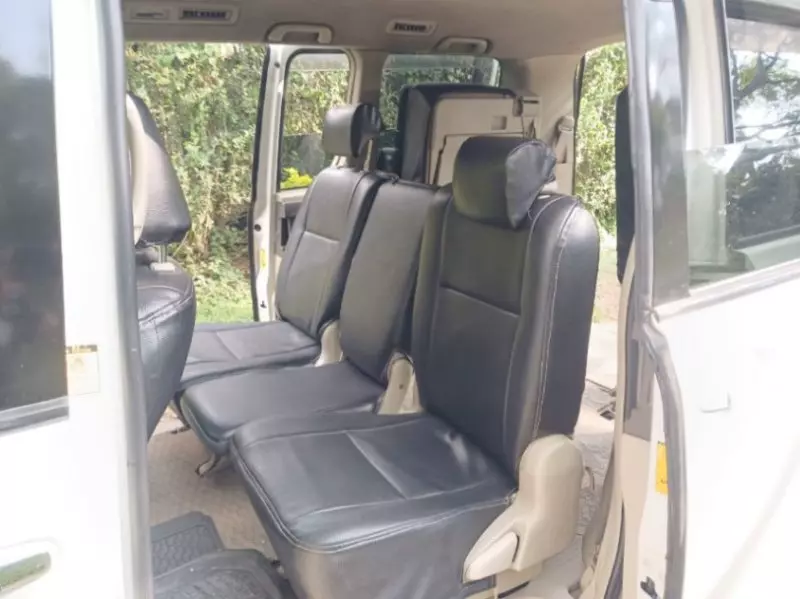 Toyota Noah   - 2010