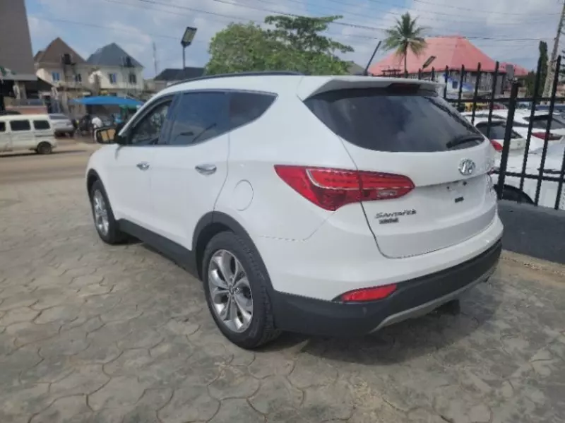 Hyundai Santa Fe   - 2016