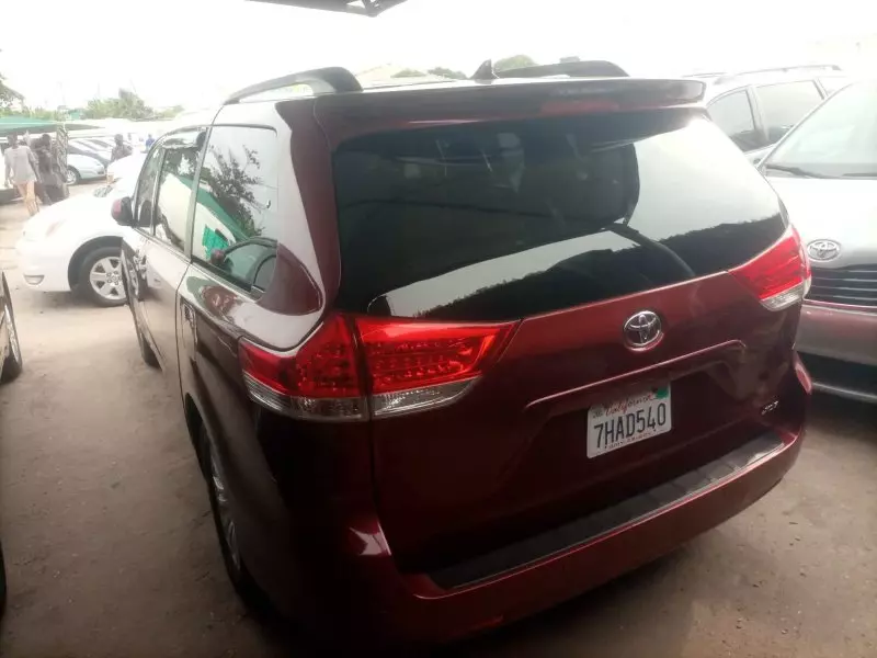 Toyota Sienna   - 2011