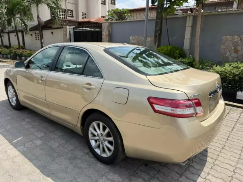 Toyota Camry   - 2011
