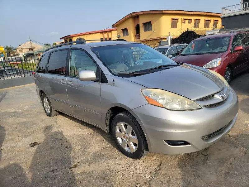 Toyota Sienna   - 2006