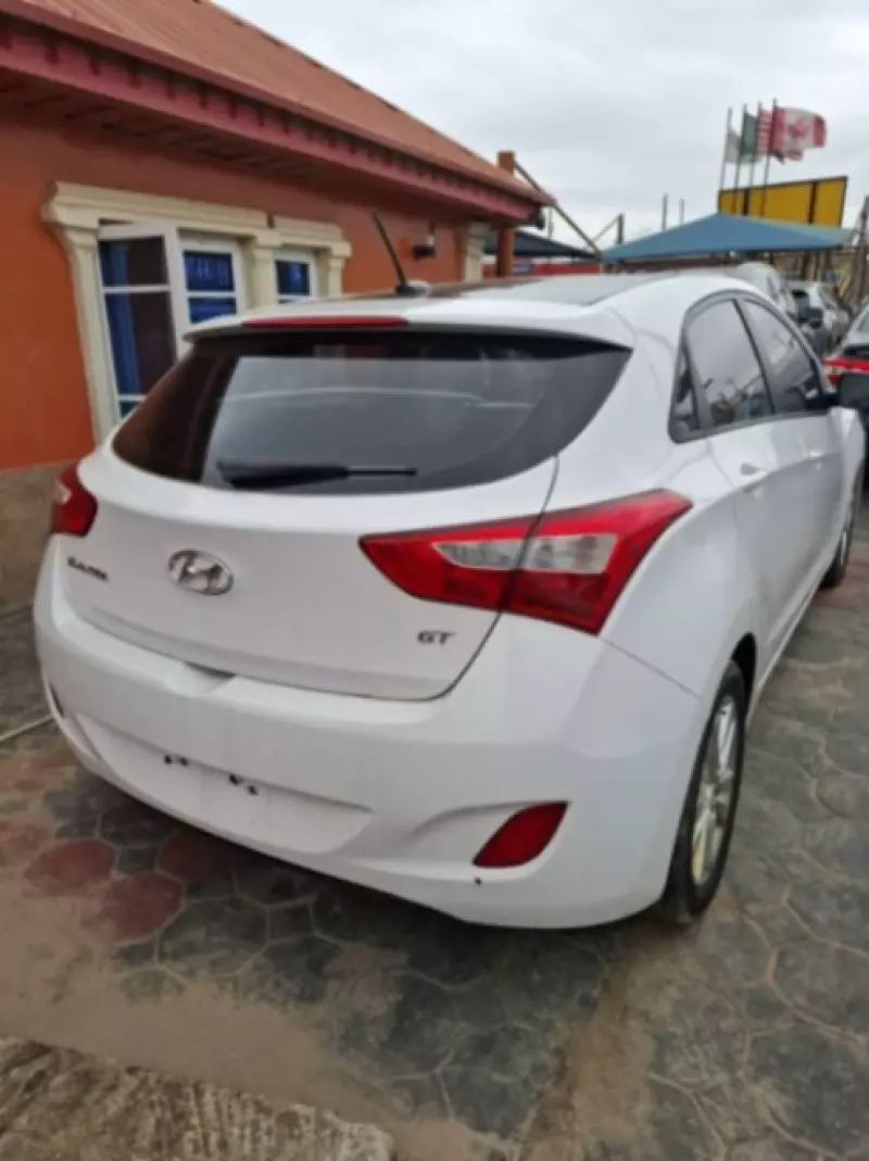 Hyundai Elantra   - 2013