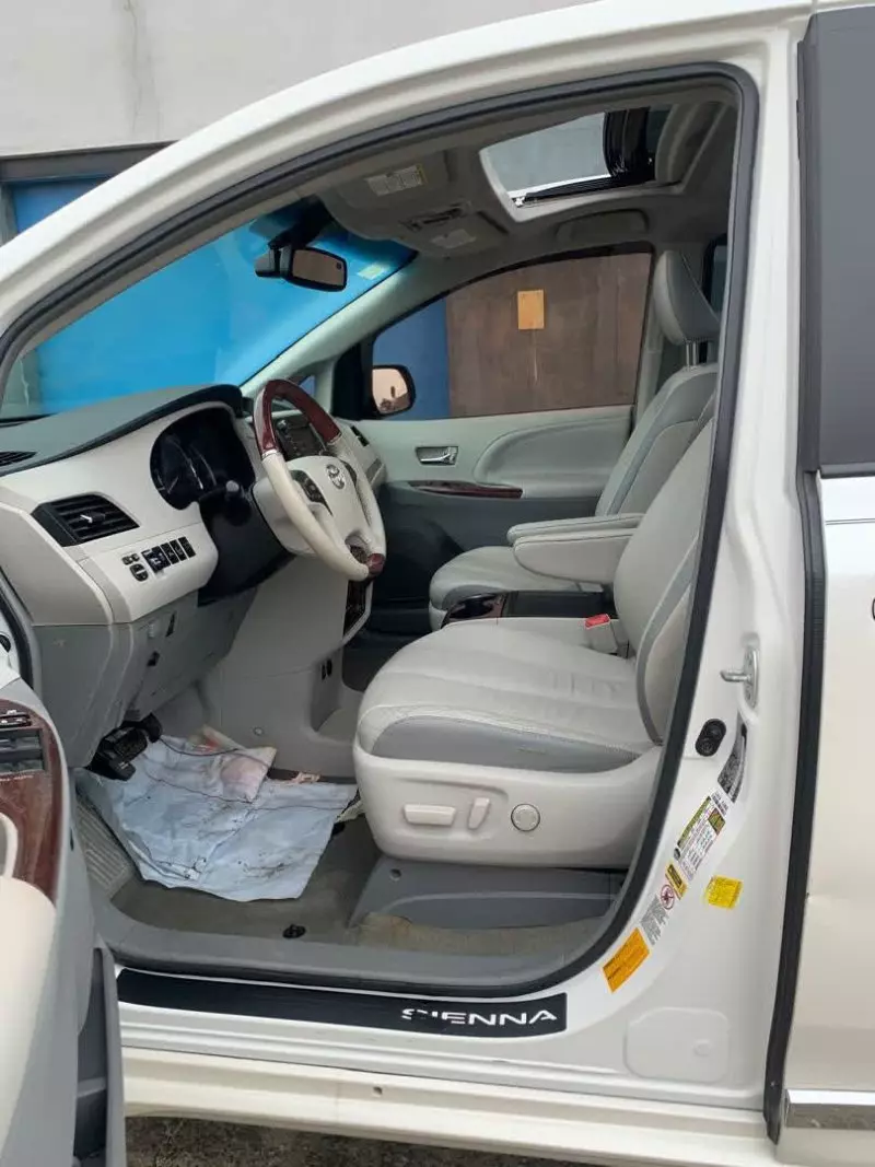 Toyota Sienna   - 2013