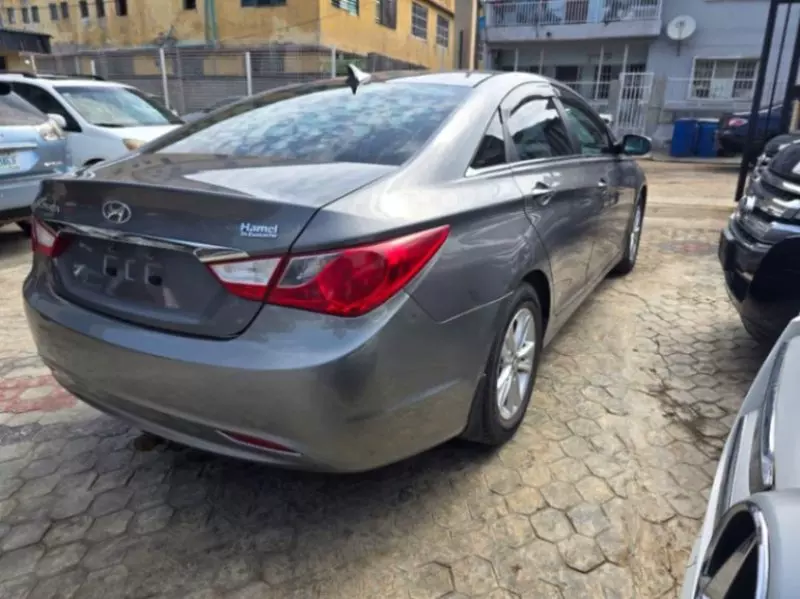 Hyundai Sonata   - 2011