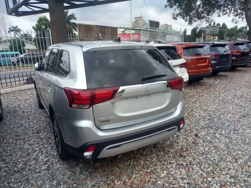 Mitsubishi OUTLANDER   - 2020