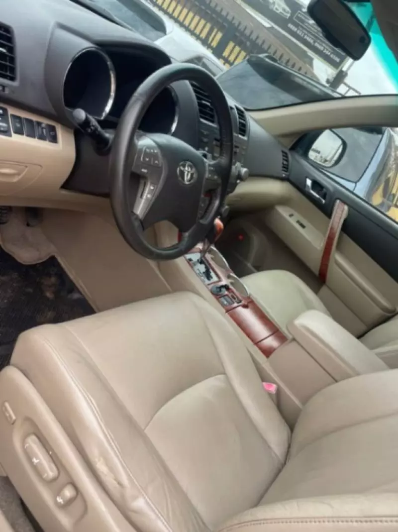 Toyota Highlander   - 2010