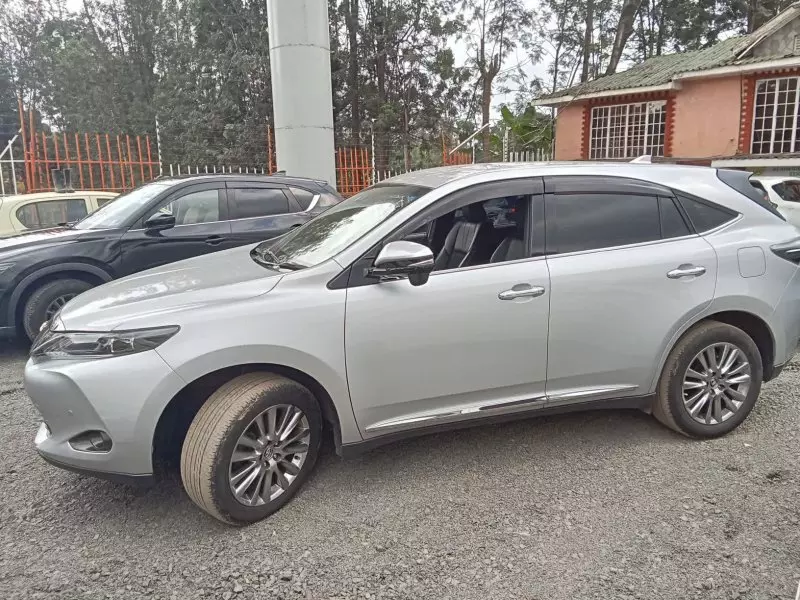 Toyota Harrier   - 2017