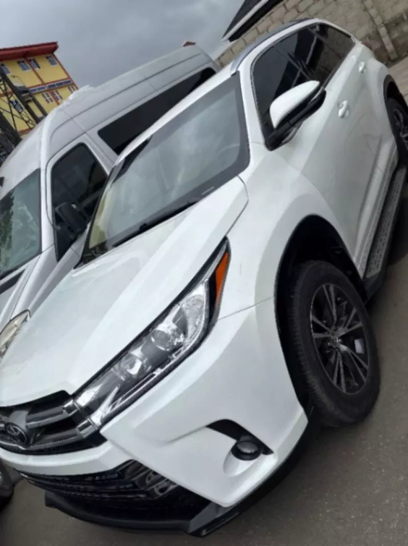 Toyota Highlander   - 2016