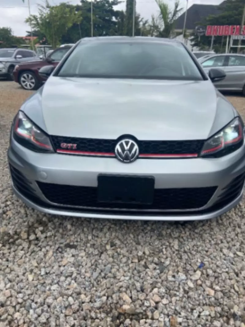 Volkswagen Golf   - 2017