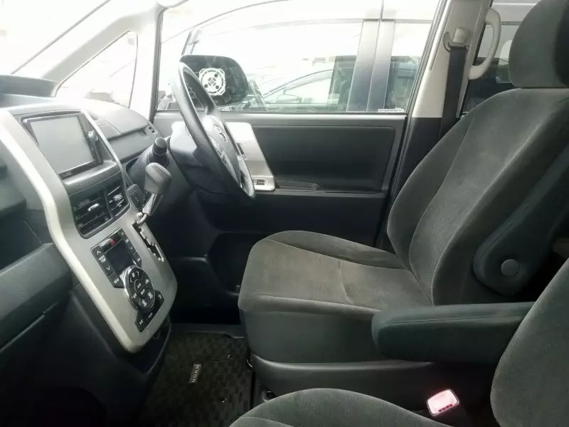Toyota Noah   - 2012