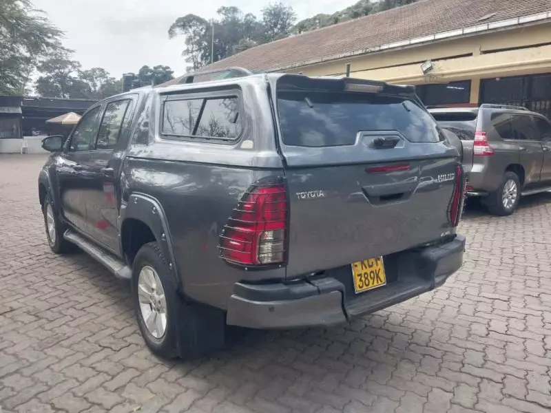 Toyota Hilux   - 2019