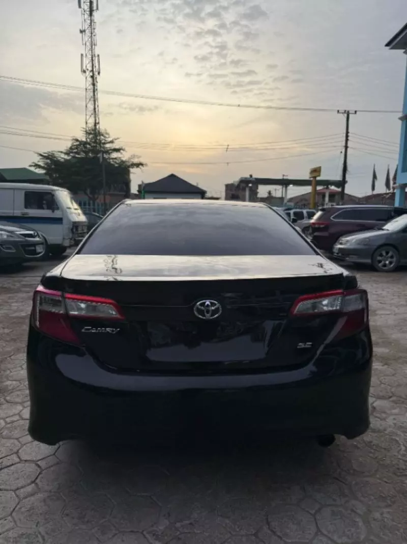 Toyota Camry   - 2012