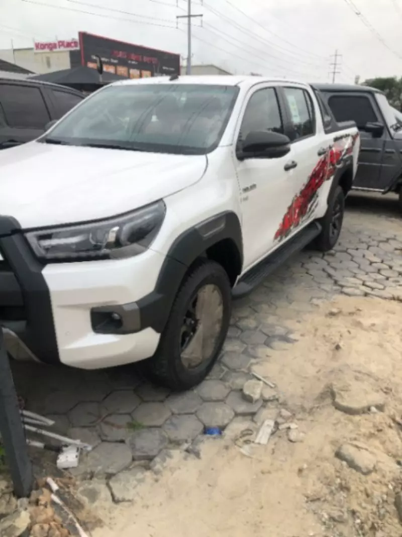 Toyota Hilux   - 2024