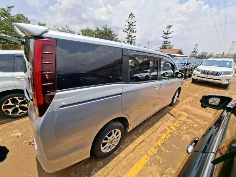 Toyota Noah   - 2014